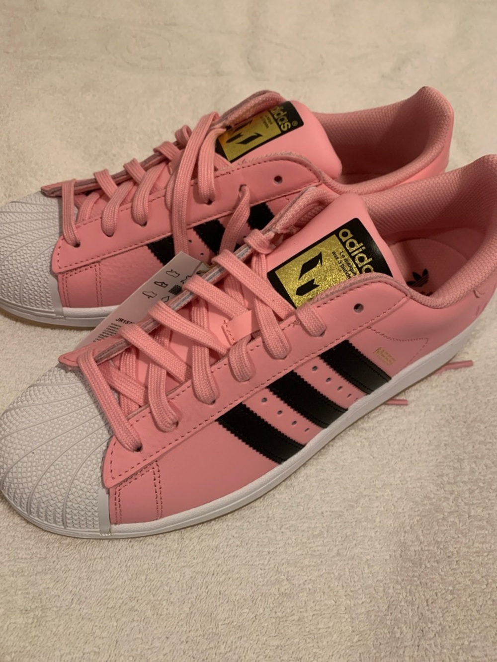 Adidas pink superstar Messi sneakers! NEW Men’s 10 Women’s 11